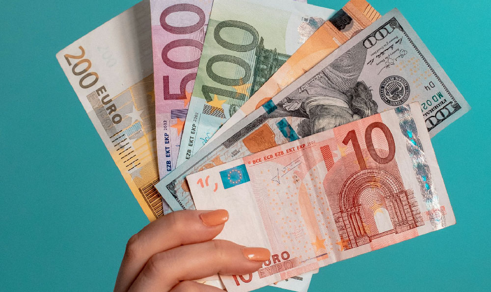 how bond traders generate profit