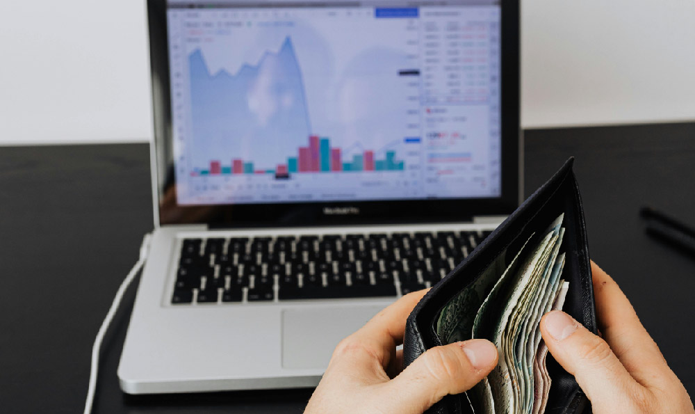 Does Notary Work Pay? How Much Do Notaries Earn?