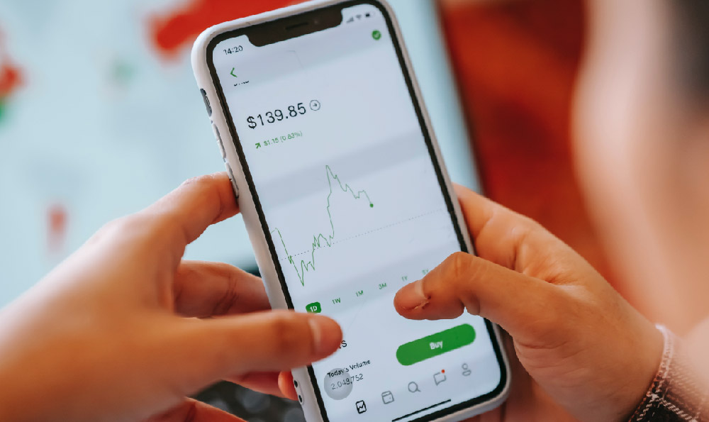 How does Duolingo generate revenue and what are its monetization strategies?